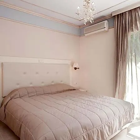 Hotel Tina's House 4*
