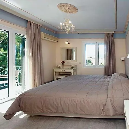 Tina's House 4*